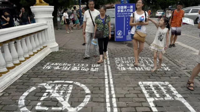 Calle con carril especial para usuarios de teléfonos en Chongqing, China