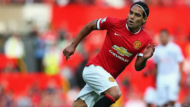 Игрок "Манчестер юнайтед" в футболке красного цвета