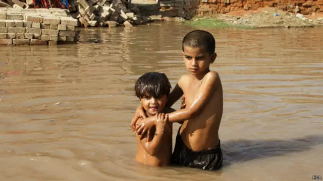 انتظامیہ کی جانب سے سڑکوں اور پلوں کی بحالی کے لئے تاحال امدادی کاموں کاآغاز نہیں کیا جاسکا ہے جس سے شہریوں کی مشکلات میں اضافہ ہو رہا ہے۔(فائل فوٹو)