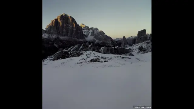 ဥရောပတိုက်မှာ ၂၀ ရာစုအတွင်း စစ်မြေပြင် ဖြစ်ခဲ့တဲ့ နေရာတွေကို ဆွစ် ဓာတ်ပုံဆရာ Peter Hebeisen က ၁၀ နှစ် အချိန်ယူပြီး မှတ်တမ်း ပြုစု။ သြစတြီးယားနဲ့ အီတလီတို့ ပထမ ကမ္ဘာစစ်မှာ ရင်ဆိုင် တိုက်ခဲ့ကြတဲ့ Lagazuoi တောင်။