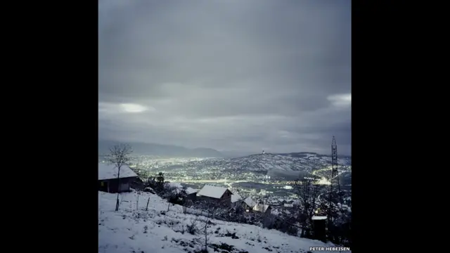 Peter Hebeisen မှတ်တမ်းတင် ရိုက်ယူခဲ့တဲ့ ပုံတွေထဲမှာ တစ်ခု အပါအဝင် ဖြစ်တဲ့ စစ်တလင်း ဖြစ်ခဲ့ရာ ဆာရာဂျေဗိုမြို့။