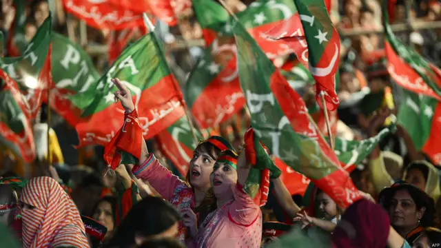 اسلام آباد کے ڈی چوک میں تحریک انصاف کے دھرنے کو ایک ماہ سے زیادہ کا عرصہ ہو گیا ہے لیکن تحریک انصاف کے ورکروں اور عمران خان کے چاہنے والوں کے جوش و خروش میں کمی واقع نہیں ہوئی۔