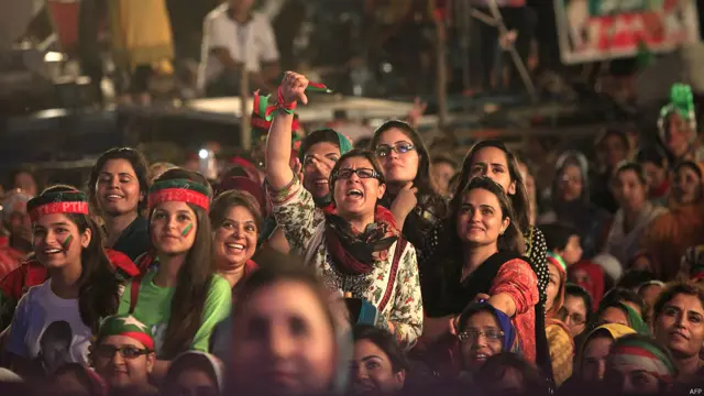 کنٹینروں اور خندقوں کے علاوہ پولیس کے ناکوں سے گزر کر روزانہ ڈی چوک پہنچنے والوں صرف نوجوان لڑکے شامل نہیں ہوتے بلکہ خواتین کی بھی بڑی تعداد شامل ہوتی ہے۔