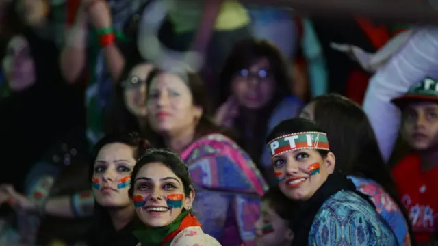 ماضی میں چلنے والی سیاسی تحریکوں میں خواتین ہمیشہ ہی اہم کردار ادا کرتی رہی ہیں لیکن جس انداز میں تحریک انصاف کے دھرنے میں خواتین شامل ہو رہی ہیں وہ اپنی مثال آپ ہے۔