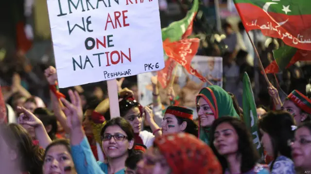 تحریک انصاف کے دھرنوں میں اکثر خواتین اپنے پورے گھر والوں کے ساتھ شریک ہوتی ہیں۔