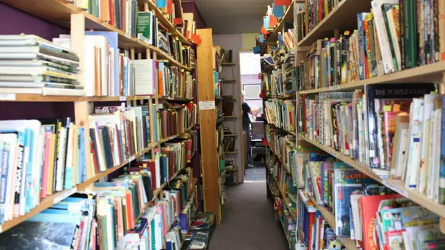 İndi Britaniyada böyük kitab mağazası şəbəkələri ilə yanaşı kiçik, yerli kitab dükanları da var.