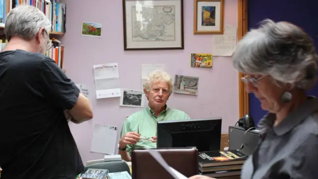 Qəsəbədəki yeganə kitab dükanının sahibi deyir ki, əvvəllər burada daha bir mağaza olub.