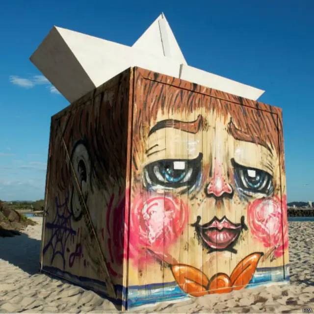 यहां रखी कलाकृतियों में अलग अलग माध्यमों से कला के रंग बिखेरे गए हैं.