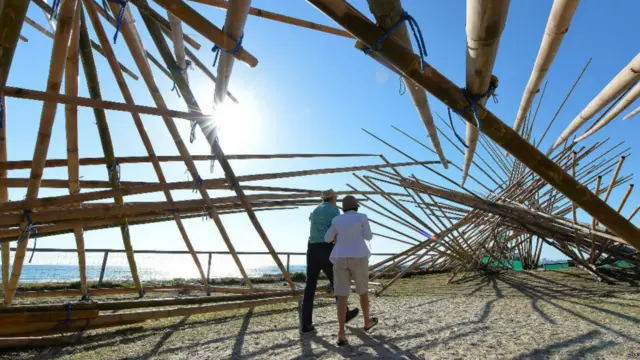 खुले में ये प्रदर्शनी है और सभी के लिए खुली है. आप किसी भी वक़्त जा कर इन्हें निहार सकते हैं.