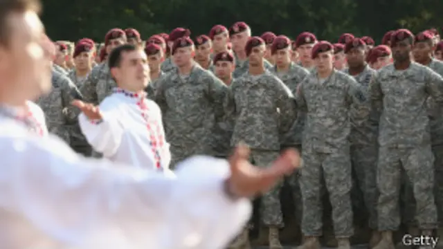 လေ့ကျင့်မှု ဖွင့်ပွဲ အခမ်းအနားမှာ တွေ့ရတဲ့ အမေရိကန် လေတပ် တပ်ဖွဲ့ဝင် အချို့