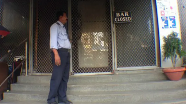 بار کا کہنا ہے کہ سوزیٹ کو اندر جانے کی اجازت اس لیےنہیں دی کیونکہ وہ بارہ بجے کے بعد آئیں تھیں