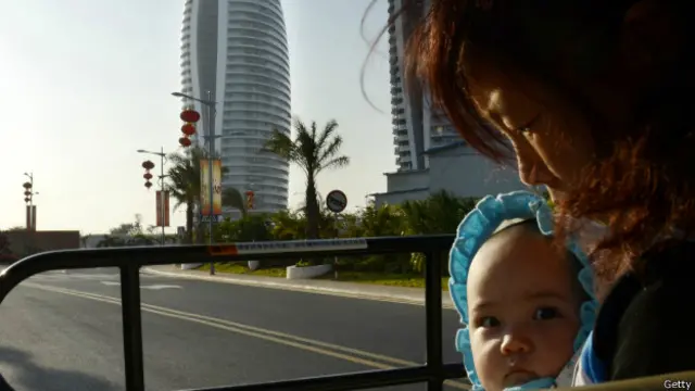Mujer china con hijo.