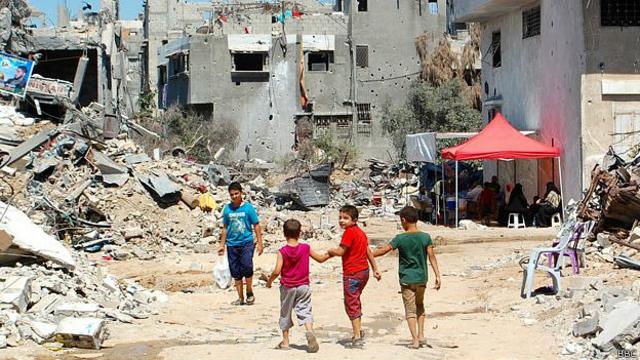 الفلسطينيون يطالبون بفتح المعابر لتمكينهم من الحصول على مستلزمات إعادة بناء آلاف المنازل المدمرة بسبب الحرب.