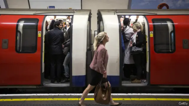 Meski berdesakan, namun angkutan umum tetap memberikan perasaan ceria.