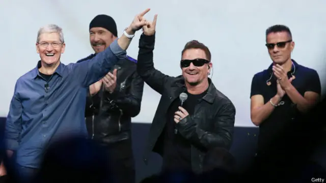 Director ejecutivo de Apple, Tim Cook, y Bono, vocalista de U2