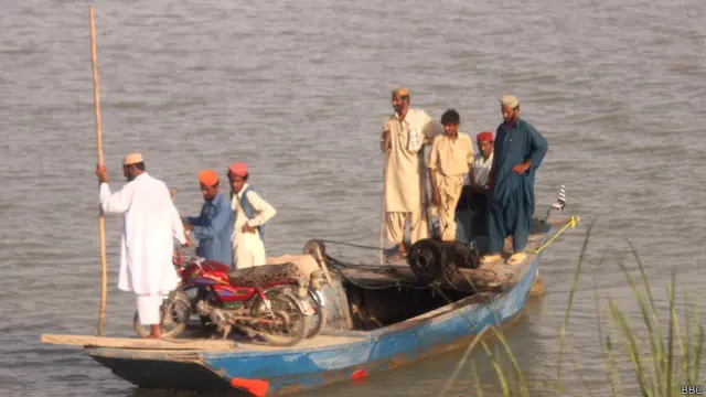 سیلاب کا پانی جیسے ماہی گیروں کی زندگی میں خوشخبری لاتا ہے اور ان کے جال مچھلیوں سے بھرنے لگتے ہیں