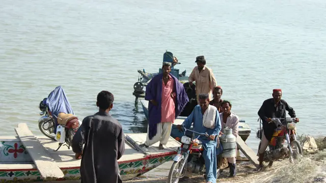 کشمور سے سکھر تک سرکاری اعداد و شمار کے مطابق آٹھ لاکھ سے زائد لوگ بستے ہیں۔ لیکن یہاں پبلک ٹرانسپورٹ کا کوئی نام و نشان نہیں۔ 