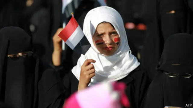 فتاة ترفع علم اليمن في مظاهرة مؤيدة للرئيس عبد ربه منصور هادي بالعاصمة صنعاء.