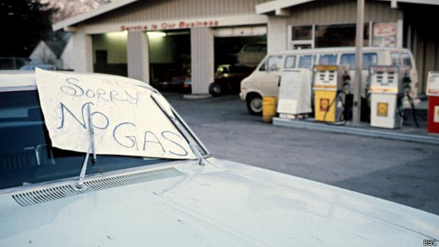 Imagen de una gasolinera en EE.UU. durante la crisis del petróleo de 1973.