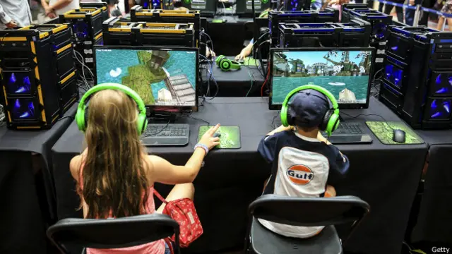 Niños jugando a Minecraft