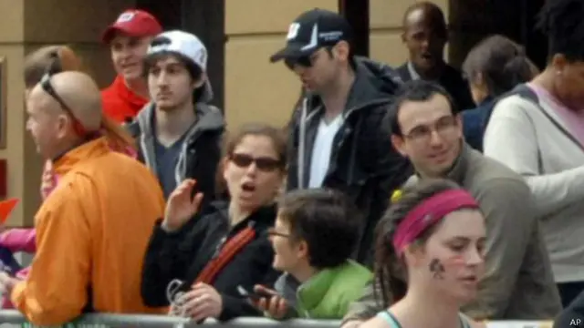 Братья Царнаевы за 10-20 минут до взрыва на Бостонском марафоне