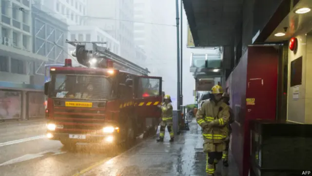 星期一晚間，香港天文台發出8號強風信號，使得這座城市星期二（9月16日）早上的活動受到嚴重影響。