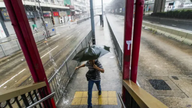 儘管颱風「海鷗」已經經過，香港西南部地區和山地仍會有大風。
