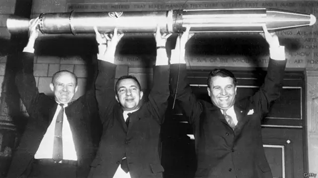 Вернер фон Браун среди американских ученых-ракетчиков