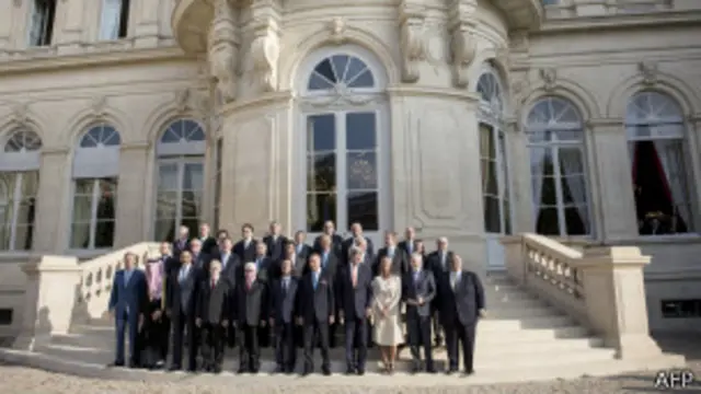 Министры иностранных дел на конференции в Париже