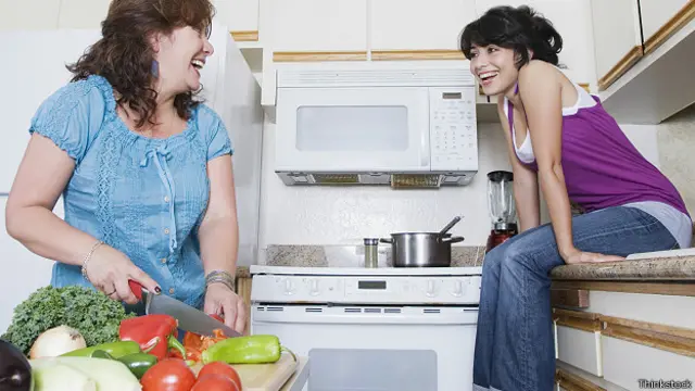 Мать и дочь на кухне