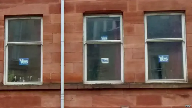 楼房窗子上张贴的支持苏格兰独立的“YES”