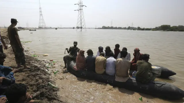 ہیلی کاپٹروں کے علاوہ کشتیوں کے ذریعے بھی پانی میں گھرے ہوئے لوگوں کو نکالنے کا کام جاری ہے۔