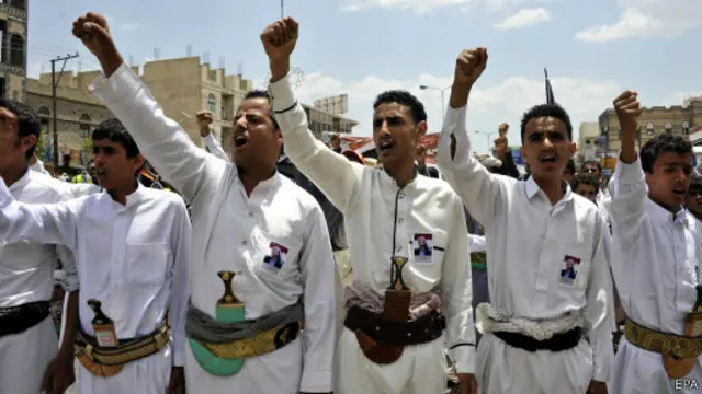 الحوثيون هتفوا بشعارات مضادة للحكومة خلال تشييع جثامين قتلاهم.