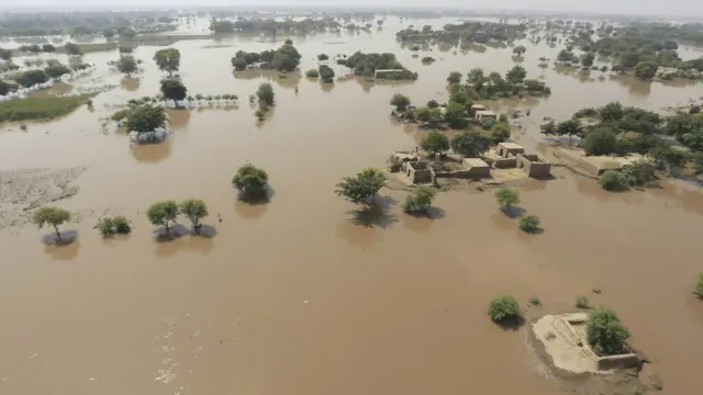 ملتان کے بعد شجاع آباد کا علاقہ بھی مکمل طور پر غرقاب ہو گیا اور اس علاقے میں ہر طرف پانی ہی پانی نظر آتا ہے۔