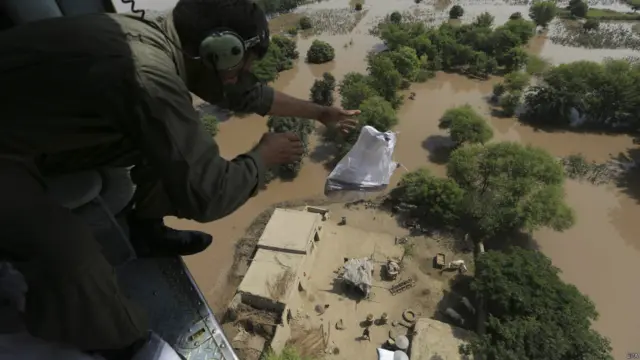 پانی میں گھرے لوگوں کے لیے خوراک کے پیکٹ ہیلی کاپٹر کے ذریعے گرائے جاتے ہیں۔ اس کام میں پاکستان فوج کے ہیلی کاپٹروں کے علاوہ کئی نجی امدادی ادارے بھی شامل ہیں۔