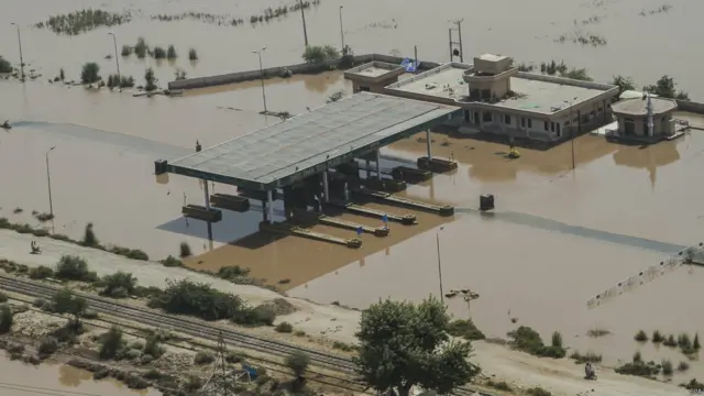 اس علاقے میں کئی شاہراہیں بھی زیر آب آ گئی ہیں جس سے متاثرین تک پہنچنے میں دشواری پیش آ رہی ہے۔ شجاع آباد کے قریب شیر شاہ کا ٹول پلازہ پانی میں ڈوبا ہوا۔