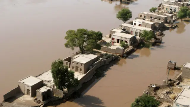 گاؤں کے گاؤں پانی میں ڈوب گئے ہیں اور کئی جگہوں پر لوگ حکومت اور انتظامیہ پر مختلف قسم کے الزامات لگا رہے ہیں۔