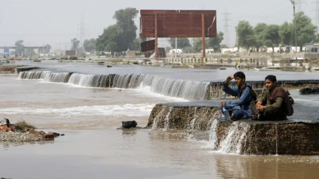 سیلاب سے کئی علاقوں میں سڑکیں بہہ گئی ہیں۔ ایسی ہی ایک شاہراہ جسے پانی کا ریلا بہا لے گیا اور لوگ امداد پہنچنے کے منتظر ہیں۔