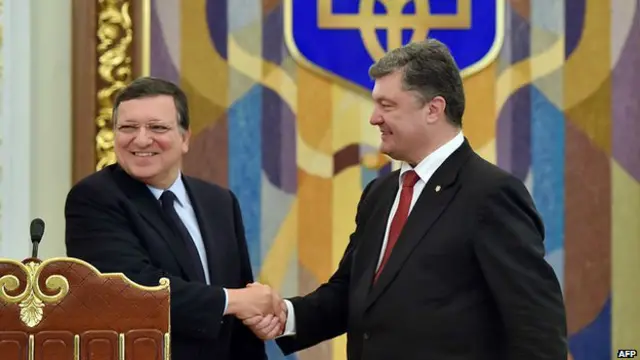 El presidente ucraniano Petro Poroshenko (der.) con el presidente de la Comisión Europea, José Manuel Barroso en Kiev el 12 de septiembre de 2014