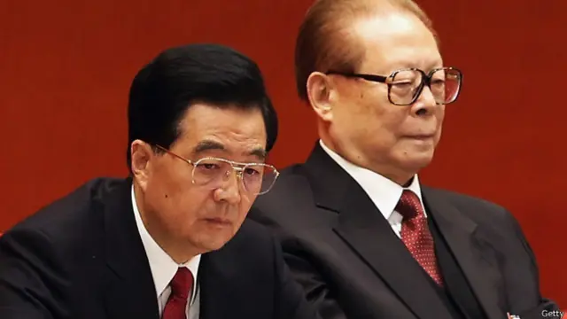 江泽民在从中共中央总书记位置上下来后,迟迟未交兵权。