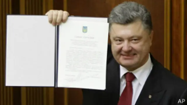 Perezida Petro Poroshenko yerekana amasezerano y'ubufatanye n'Uburayi