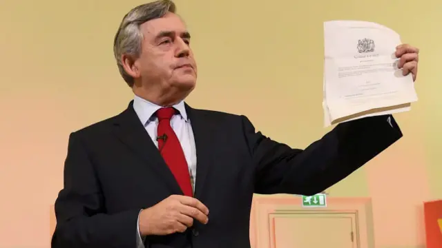 سکاٹ لینڈ کی پارلیمنٹ کو اختیارات کی منتقلی کے منصوبے پر وزیر اعظم، نائب وزیر اعظم اور حزب اختلاف کے رہنما کے دستخط ہیں