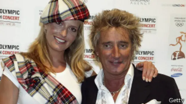 Rod Stewart con su esposa