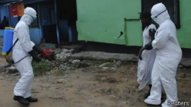 လိုင်ဘေးရီးယားမှာ အီဘိုလာ သံသယရှိ လူနာကို ခေါ်လာစဉ်။