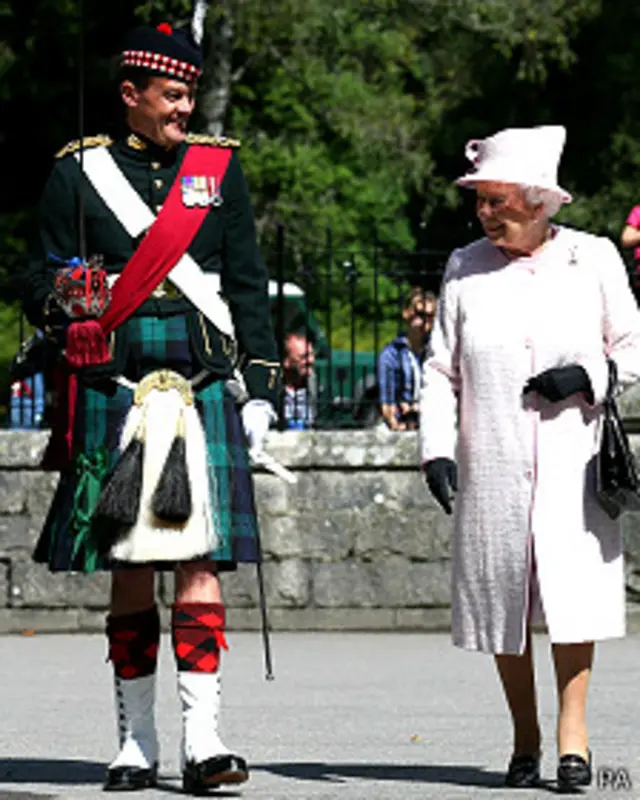Isabel II en su residencia de verano en Balmoral, Escocia