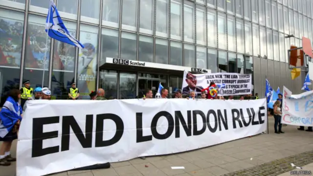 Protestas frente a la sede de la BBC en Escocia