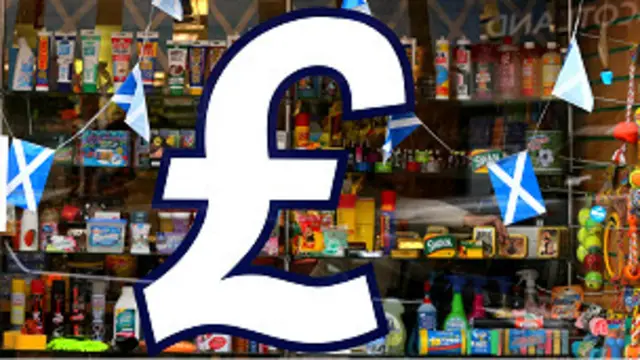 Símbolo de la libra esterlina en la vidriera de una tienda en Escocia