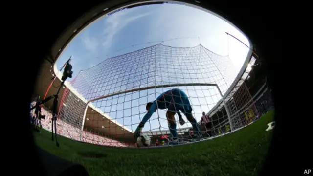 Minuman itu hangat dan rasanya ganjil, dan membuatnya mual.