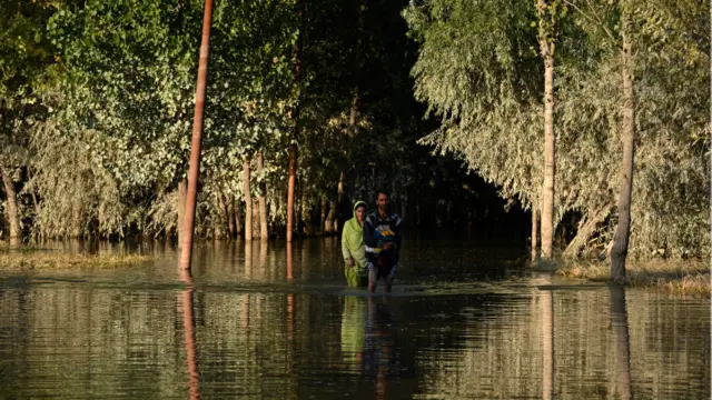 پاکستان کی جانب سے بھارت سے سیلاب کی پیشگی اطلاع نہ دینے کی شکایات پر بھارتی حکام کا کہنا ہے کہ کشمیر میں بارشوں کے نتیجے میں سیلاب کی قبلِ از وقت اطلاع دینا ممکن نہیں تھا۔