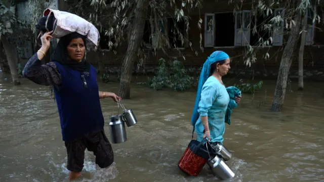 عینی شاہدوں کے مطابق وادی میں پانی تو کم ہوا ہے لیکن ہر جگہ ملبہ اور جانوروں کی لاشیں بکھری ہوئی ہیں جس سے کشمیر میں وبائی بیماریاں پھیلنے کا خطرہ پیدا ہو گیا ہے۔
